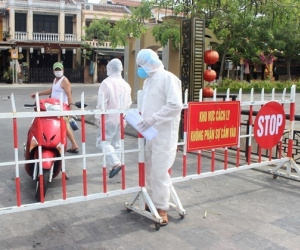 Lý do Việt Nam không ‘thả’ để có miễn dịch cộng đồng