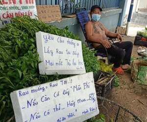 Được 'người hâm mộ' ngỏ ý tặng tiền, anh Minh Râu bán rau: Giờ mình ổn, khi nào xây biệt thự, mua siêu xe thì xin nhé!