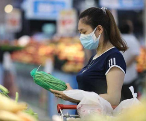 Sau 1 đêm trống hoác, siêu thị ăm ắp thực phẩm: 'Không bao giờ có chuyện tăng giá vô lý trong mùa dịch'