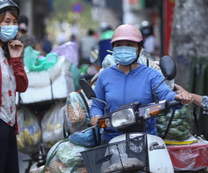 Hà Nội ngày đầu thực hiện Công điện 15: Tiểu thương ngậm ngùi quay xe ngay trước cổng chợ, có người rưng rưng nước mắt, hàng đã nhập về biết bán đi đâu?