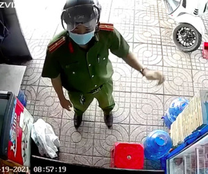 Công an phường mất 38 giây nhắc người dân vi phạm chỉ thị 16 - đoạn clip được chia sẻ rẩm rộ trên khắp các diễn đàn