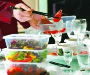 Đi ăn gói đồ thừa mang về, cô gái được đối tượng xem mắt khen đảm đang nhưng vừa về nhà đã nhận được tin nhắn gây sốc