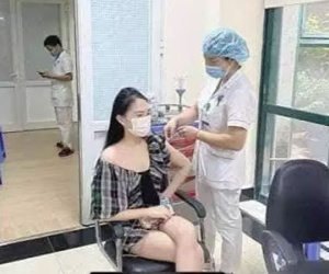 Vụ hoa khôi được tiêm vắc-xin Covid-19 do 'ông ngoại': 'Người bố xin lỗi ríu rít'