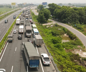 Ảnh: Ùn tắc kinh hoàng ở chốt cao tốc Pháp Vân-Cầu Giẽ, tài xế mệt mỏi vì đợi 2 tiếng chưa vào được Thủ đô