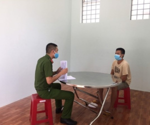 Bị nhắc nhở khi ra khỏi nơi phong tỏa, bợm nhậu mang dao rượt đuổi tổ trực chốt