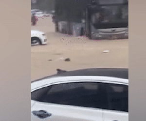 Kinh hoàng hành khách tàu điện ngầm bị kẹt trong trận lũ 'ngàn năm có một' , lượng mưa ba ngày bằng cả năm ở Trung Quốc
