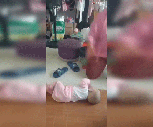 Clip: 15 giây bà mẹ cầm dép vụt mạnh vào mặt con nhỏ 13 lần liên tiếp khiến bé khóc thét, nguyên nhân phía sau làm MXH dậy sóng