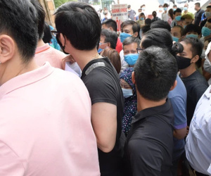 Hà Nội: 'Biển' người chen lấn nghẹt thở chờ xét nghiệm, test nhanh Covid-19