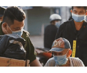 Công an chạm mặt ông cụ nhặt ve chai trong ngày giãn cách, hành động tiếp theo khiến người dân quay clip tung lên mạng