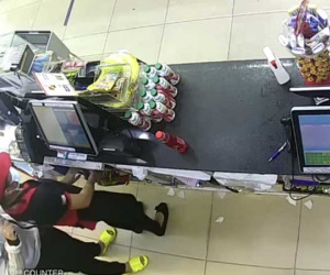 Clip nữ nhân viên cửa hàng tiện lợi bị thanh niên kề dao cướp táo tợn lúc rạng sáng ở Sài Gòn