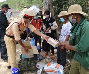 Mất việc, 30 người đi bộ xuyên đêm từ Bình Định về Quảng Ngãi