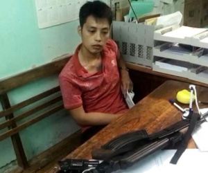 Mang súng AK đi bán, dắt thêm khẩu côn quay để phòng thân