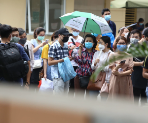 Bí thư Hà Nội chỉ đạo nóng: Dừng ngay điểm tiêm vaccine tại Bệnh viện E do tập trung đông người