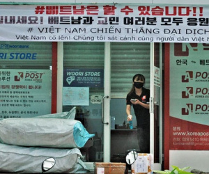 Hình ảnh độc đáo về người nước ngoài giãn cách xã hội ở Việt Nam