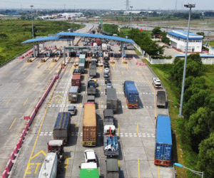 Chờ kiểm tra y tế, tài xế khoá cửa xe ngủ quên khiến giao thông thêm ùn tắc