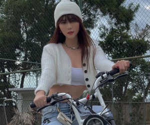 Đông Nhi diện đầm ôm sát 'có mà như không', Ngọc Trinh chơi luôn quần jeans 140 triệu cá tính không thua idol Kpop