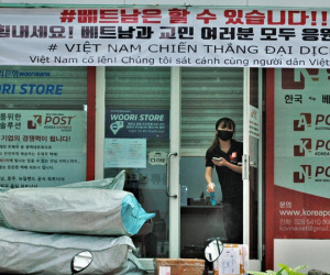 Hình ảnh độc đáo về người nước ngoài giãn cách xã hội ở Việt Nam