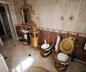 Sững sờ trước cuộc sống xa hoa của quan tham Nga vừa bị sa thải, nhà có bồn cầu bằng vàng