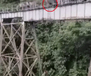 Hiểu lầm tín hiệu của người chỉ dẫn, cô gái tự tin nhảy bungee rồi mất mạng, cảnh cuối đời lọt vào ống kính camera
