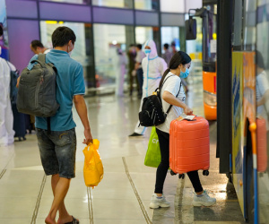 Hàng trăm người từ TP HCM về Hà Nội được đưa đi cách ly