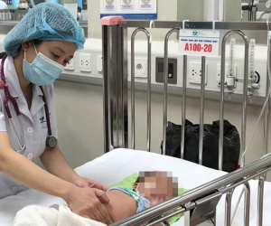 Mẹ bất cẩn vài phút, con trai 11 tháng tuổi nguy kịch trong phao bơi giải nhiệt tại nhà