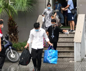 Hà Nội: Hàng trăm sinh viên KTX Mỹ Đình 2 đội mưa chuyển đồ, nhường chỗ cho khu cách ly Covid-19
