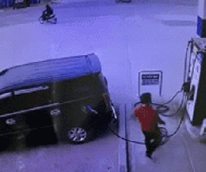 Tài xế đi xe Innova dùng 'tiểu xảo' để ăn bớt gần 500k của nhân viên trạm xăng