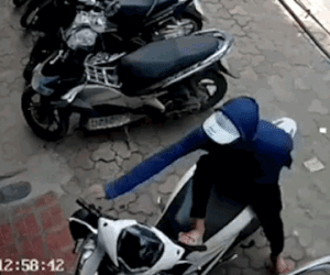 Video: Trộm dùng chân phá khóa, cuỗm SH nhanh như chớp trên phố Hà Nội