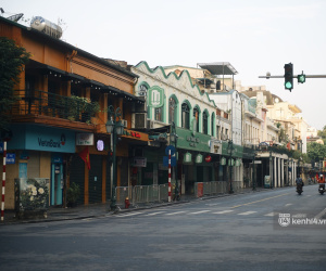 Hà Nội ngày đầu thực hiện giãn cách xã hội theo Chỉ thị 16: Đường phố vắng lặng, hàng quán đóng kín cửa im lìm