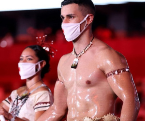 Nam thần xứ Tonga làm điên đảo mạng xã hội với màn cởi trần khoe body cơ bắp bóng nhẫy tại lễ khai mạc Olympic 2020