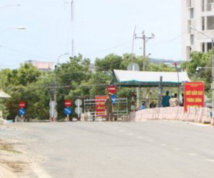 Tài xế của ngân hàng bị yêu cầu quay xe ở chốt kiểm soát dịch vì "tiền không phải hàng hóa thiết yếu"