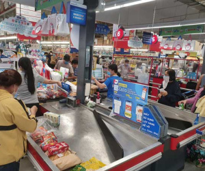 Khánh Hòa: Tạm ngừng hoạt động chợ truyền thống, dân đổ xô đi siêu thị 'gom' hàng