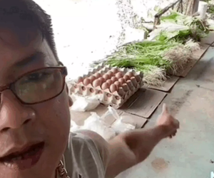 Góc đáng yêu muốn xỉu: Người đàn ông la làng vì đi phát quà từ thiện toàn đồ xịn, từ hành lá đến trứng mà ngồi cả chiều không ai tới nhận!