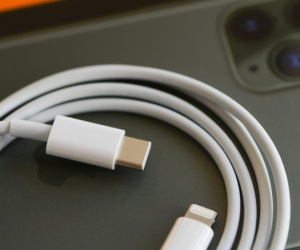 Apple iPhone 13 hỗ trợ sạc có dây 25W