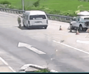 Lái ô tô đâm thẳng vào CSGT rồi bỏ chạy khỏi chốt kiểm dịch Covid-19