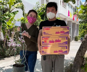 Hàng xóm nhờ mùa 3 thùng mì gói, cô gái chạy sang đưa mới biết đó chỉ là cái cớ