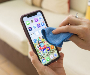 Dù bị cho là 'bẩn hơn toilet', Apple vẫn khuyến cáo không dùng oxy già để lau chùi iPhone