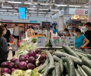 Trái ngược ở siêu thị Hà Nội: Nơi chen chân mua hàng, chỗ vắng tanh