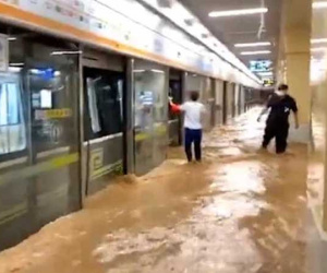 'Xin cứu chúng tôi': Khoảnh khắc cận kề cái chết theo lời kể của hành khách trên con tàu điện ngầm chìm trong trận lũ 'ngàn năm có một' ở Trung Quốc
