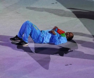 Lễ khai mạc Olympic dài như 'Cô dâu 8 tuổi', vận động viên chán nản nằm, bò ra sân