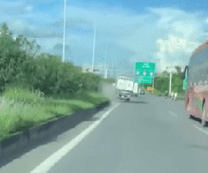 Hãi hùng xe tải như 'ngáo đá' phóng nhanh lạng lách, đâm bẹp dúm xe con rồi lao lên dải phân cách