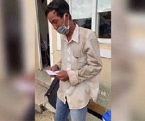 Người đàn ông đi bộ ròng rã 16 ngày để về quê, bật khóc vì nhận được hơn 7 triệu đồng: 'Em chưa bao giờ cầm số tiền lớn thế này'