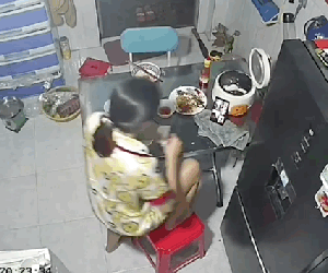 Người Việt có một thói quen cực kì nguy hiểm là gác chân lên ghế khi ăn, xin mời xem luôn clip này để thấy tai hoạ 'trời giáng' là thế nào!