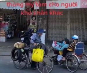 Vừa nhận quà hỗ trợ mùa dịch, chị gái khuyết tật đã làm một hành động với người qua đường khiến ai nấy rưng rưng