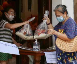 Một gia đình ở phố cổ Hà Nội bỏ tiền túi mua hơn 10 tấn gạo phát miễn phí cho người dân gặp khó khăn vì dịch
