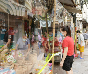 Hà Nội: Chợ dân sinh đầu tiên quây nylon kín mít để phòng tránh Covid-19 khi bán hàng