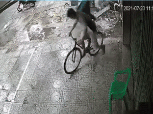 Clip 600.000 lượt xem về người đàn ông xông qua rào thép gai phong tỏa, dùng chiêu 'điệu hổ ly sơn' để thoát thân