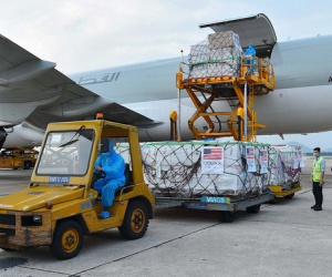 Hơn 1,5 triệu liều vắc-xin Moderna do Mỹ viện trợ đến Nội Bài