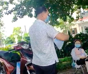 Clip: Người đàn ông xé biên bản rồi nói 'đừng bao giờ gọi xin tiền từ thiện'