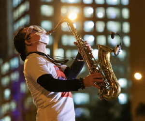 Khi âm nhạc vơi nhẹ nỗi đau: Nghệ sĩ saxophone Trần Mạnh Tuấn biểu diễn tại bệnh viện dã chiến TP.HCM khiến hàng nghìn người xúc động
